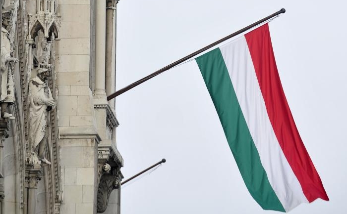 Steagul ungar flutură pe clădirea parlamentului ungar din Budapesta.
