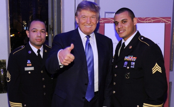Donald Trump (Centru) la a 49-a Gala a Fortelor Armate & Dineul Medaliei de Aur in onoarea eroilor militari, december 9, 2010 in New York City. (Bryan Bedder / Getty Images)