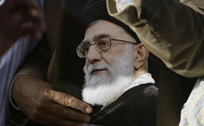 Un suporter libanez tinand in mina o poza cu Ayatollahul iranian Ali Khamenei 