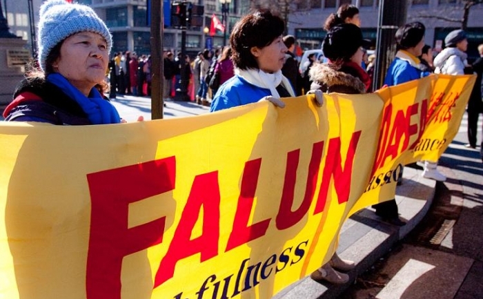 Practicati Falun Gong tinand bannere in timpul unui protest organizat impotriva vizitei liderului chinez Hu Jintao la Washington, 19 ianuarie 2011. Aderentii Falun Gong din China sunt supusi unei persecutii brutale orhestrate de Partidul Comunist Chinez, de peste 11 ani 