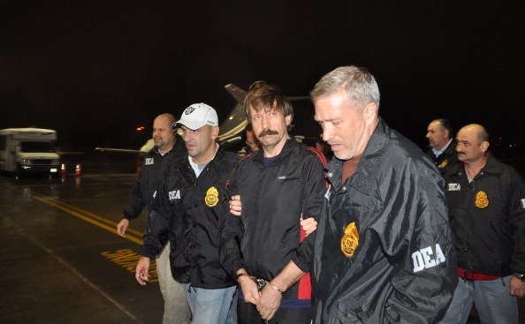 Viktor Bout, presupusul traficant de arme, insotit de politisti. (U.S. Department of Justice via Getty Images)