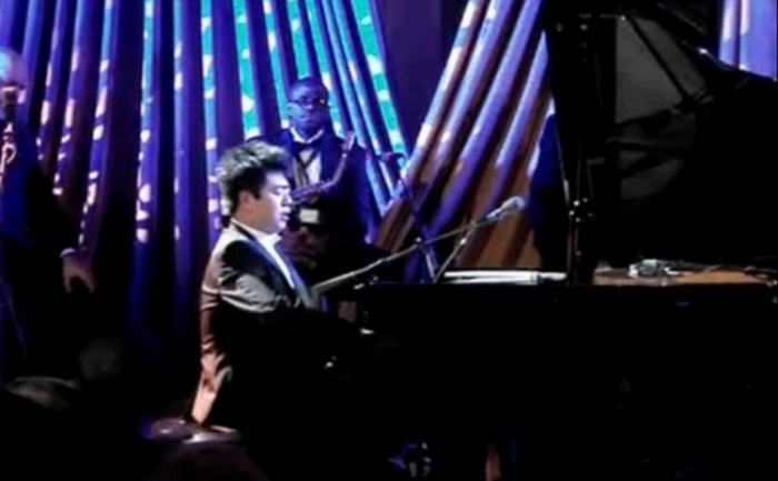 Lang Lang, un pianist chinez, cântă la pian la Casa Albă pe 19 ianuarie 2011. Muzica cantata de el este tema muzicala dintr-un film de propaganda anti-american despre războiul din Coreea (Youtube)