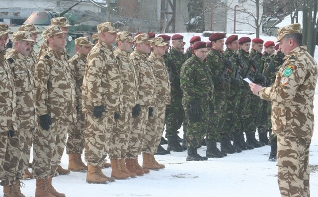 Detaşament de militari români, la o ceremonie înaintea plecării din Afganistan.
