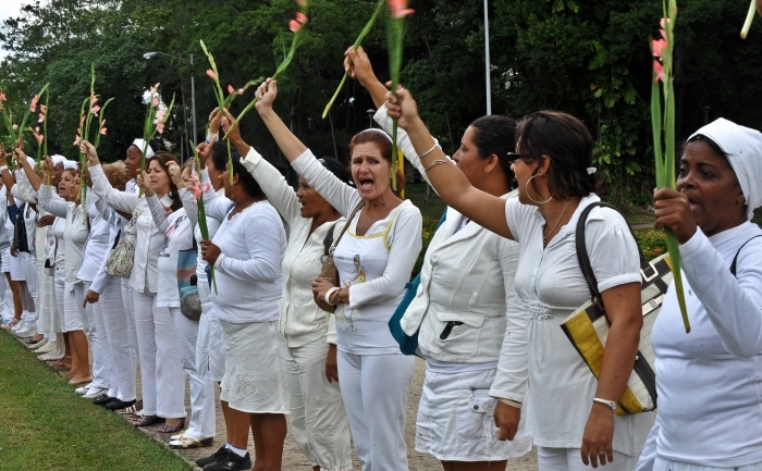 "Doamnele în alb", un grup cubanez care cere drepturile omului şi în special eliberarea deţinuţilor politic închişi de regimul comunist cubanez, manifestând în Havana, noiembrie 2010
