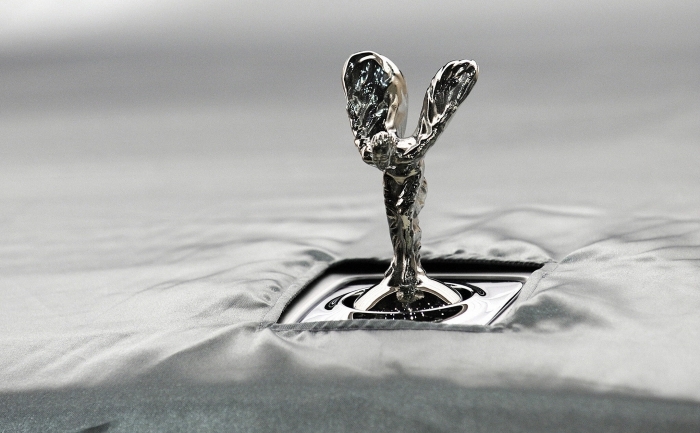 Logo-ul producatorului auto Rolls Royce.