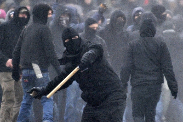 Contra-demonstranti de stanga aruncand cu pietre in multimea de neo-nazisti din Dreda