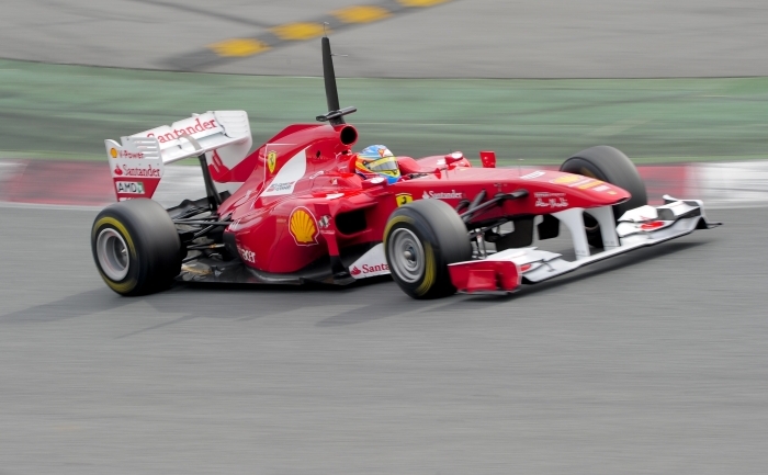 Pilotul Fernando Alonso (Ferarri) pe circuitul de la Montmelo, langa Barcelona
