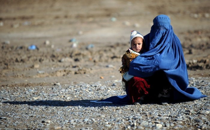 O femeie afgana impreuna cu copilul in Gamser, provincia Helmand, sudul Afganistanului. (ADEK BERRY / AFP / Getty Images)