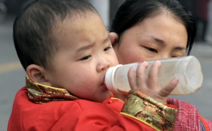 Dupa scandalul generat de laptele contaminat cu melamina, "laptele din piele" a fost descoperit recent in China. Consum pe termen indelungat va cauza cancer si chiar deces la copii. (AFP / Getty Images)