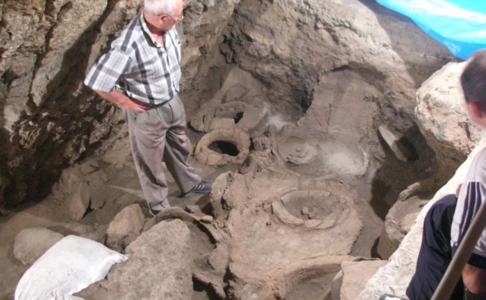 Arheologii au descoperit o instalatie de facut vin, veche de 6,100 de ani intr-un complex de pesteri in Armenia.