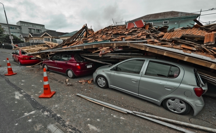 Resturile unei cladiri daramate in urma cutremurului de 6,3 grade zac deasupra unor masini parcate in Christchurch, Noua Zeelanda, 22 febr 2011. (Logan McMillan / AFP / Getty Images)