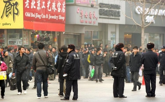 Politia chineza in alerta pe strada comerciala Wanfujing in Beijing, dupa ce demonstrantii s-au adunat pe 20 februarie 2011 (Peter Parks / AFP / Getty Images)