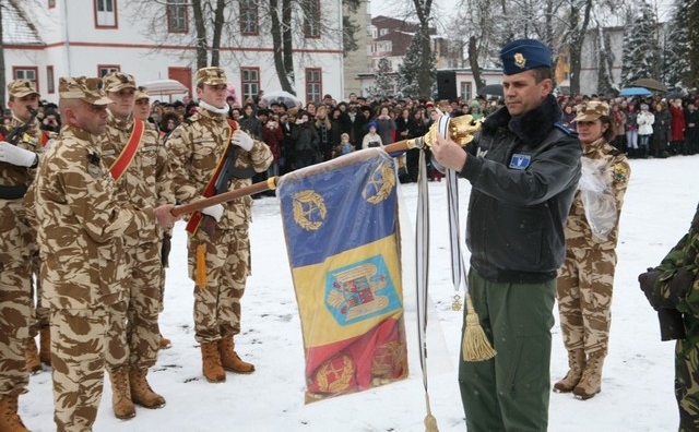 Şeful Statului Major General, general-maior Ştefan Dănilă, decorează Drapelul de luptă al Batalionului 812 Infanterie, marţi, la Bistriţa, la ceremonia prilejuită de întoarcerea în ţară a militarilor Batalionului 812 Infanterie "Șoimii Carpaţilor" din misiunea îndeplinită în teatrul de operaţiuni Afganistan..