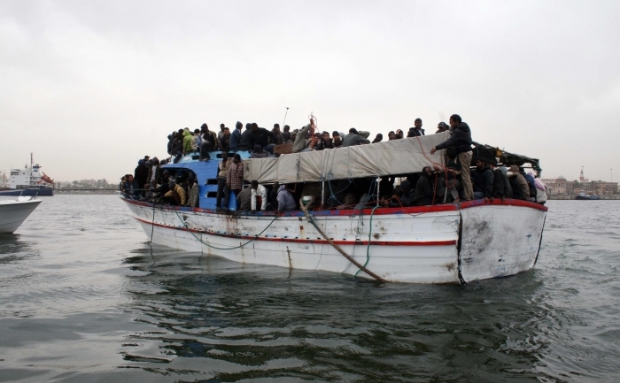 O ambarcaţiune plină  cu imigranţi nord-africani în Marea Mediterană.