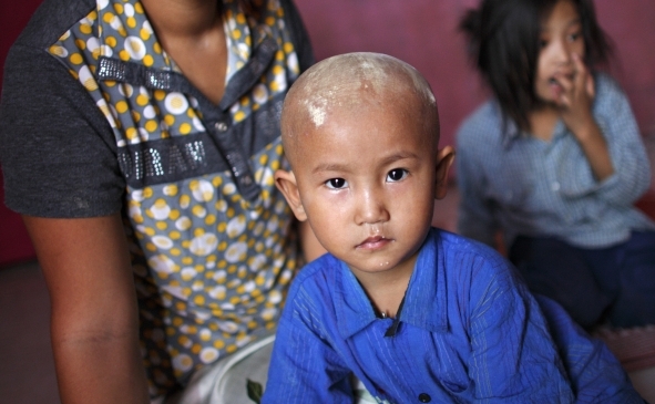 Un grup al drepturilor omului din Statele Unite sustine că a documentat atrocităţile larg răspândite comise de armata birmaneză împotriva minorităţii etnice Chin a ţării. În foto, un băiat de etnie Chin refugiat din Birmania in New Delhi. (TENGKU BAHAR / AFP / Getty Images)
