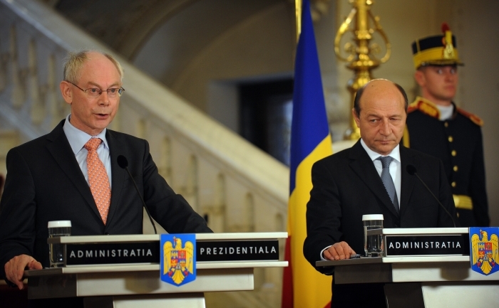 Presedintele Romaniei, Traian Basescu (D) Il asculta pe presedintele UE, Herman van Rompuy, in timpul unei declaratii oficiale de la Cotroceni, 24 februarie, 2011.