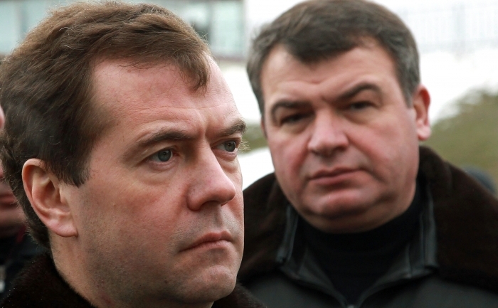 Preşedintele rus Dmitri Medvedev(ST) şi ministrul apărării, Anatoli Serdiukov(DR). (VLADIMIR RODIONOV / AFP / Getty Images)