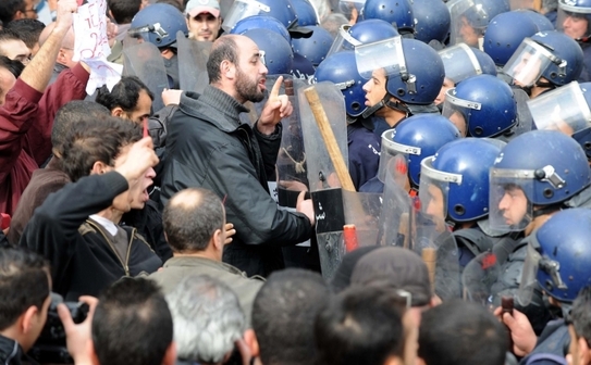 Ciocniri intre protestatari si politia algeriana, sambata in Alger. Aproximativ 200 de demonstranti au infruntat politia algeriana si s-au adunat la un miting in centrul orasului, in ciuda prezentei masive a politiei si trupelor anti-tero (Farouk BALIKCI / AFP / Getty Images)