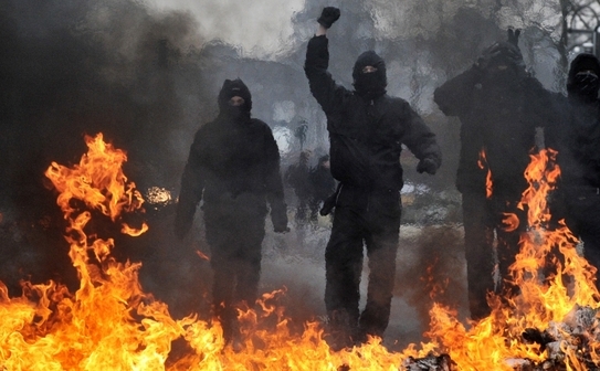 Contra-demonstranti de stanga stau in spatele unor baricade formate din anvelope care ard, in timpul violentelor izbucnite pe marginea unei demonstratii neo-naziste din Dresda (ROBERT MICHAEL / AFP / Getty Images)