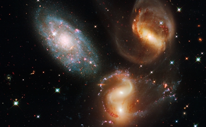 Universul are dimensiuni gigantice si conţine nenumărate obiecte, cum ar fi asteroizi, sateliţi, comete, planete, stele, galaxii, etc. (NASA, ESA, and the Hubble SM4 ERO Team via Getty Images)