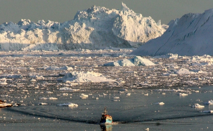 Gheata, topindu-se cu o viteza ingrijoratoare in fiordul Ilulissat, pe coasta de vest a Groenlandei. Ghetarul Ilulissat din fundal, unul dintre cele mai mari din Groenlanda, reflecta efectele incalzirii globale, august 2008
