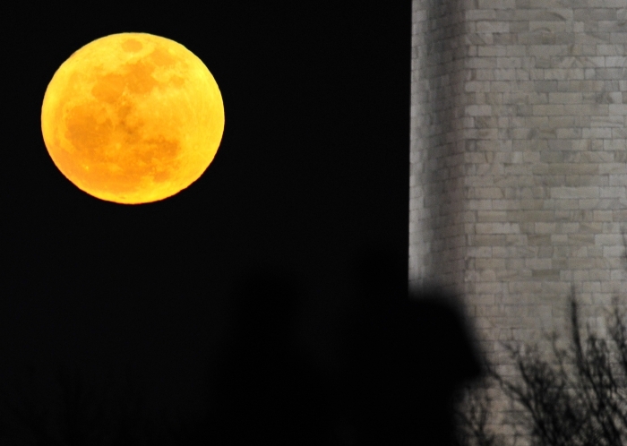 Fenomenul de Super Luna, 19 martie 2011. Luna plina langa Monumentul National din Washington