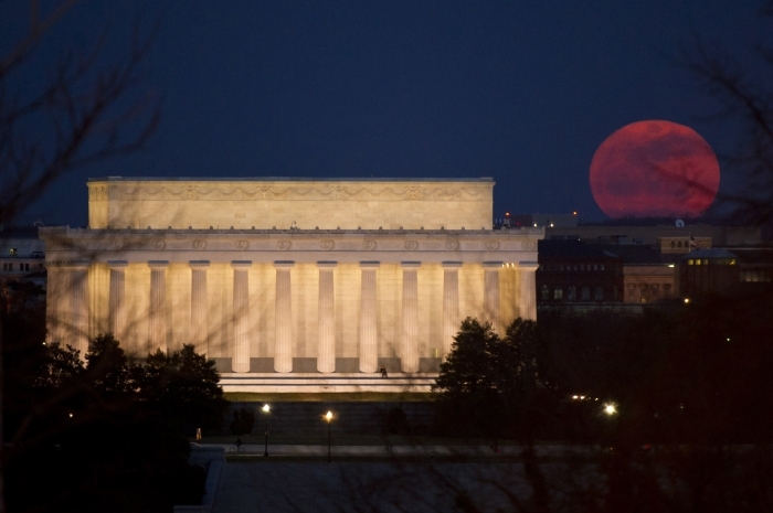 Fenomenul de Super Luna, 19 martie 2011. Memorialul Lincoln, Washington.