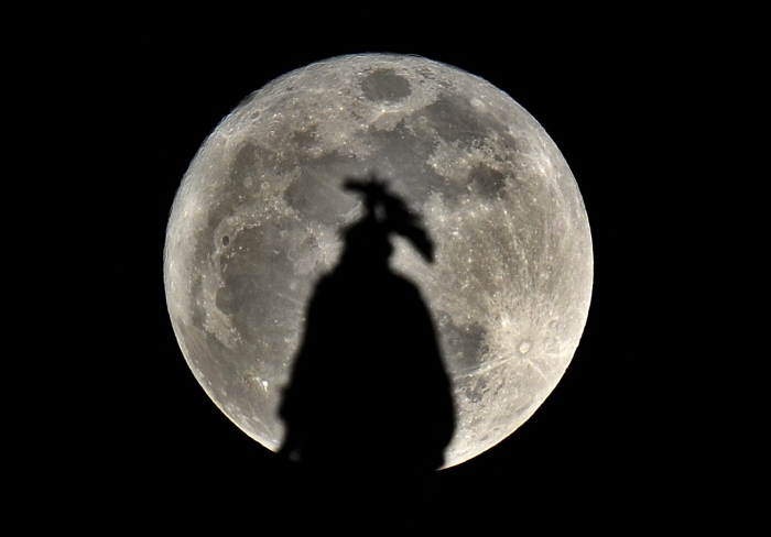 Fenomenul de Super Luna, 19 martie 2011. Priveliste in spatele Statuii Libertatii de la Capitol Hill, Washington