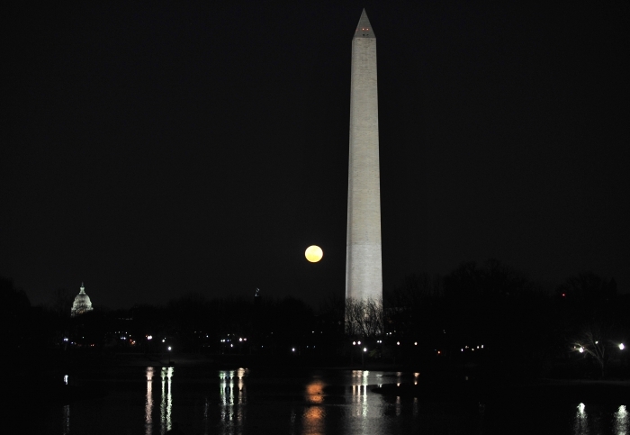 Fenomenul de Super Luna, 19 martie 2011. Monumentul National din Washington, SUA