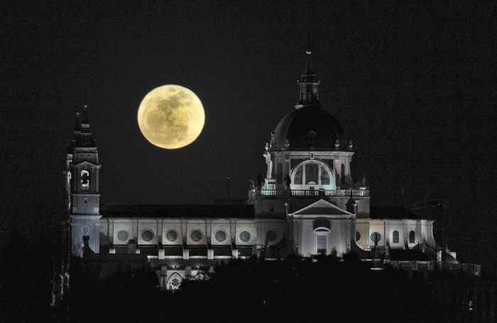 Fenomenul de Super Luna, 19 martie 2011. Priveliste la Catedrala Almudena, Madrid