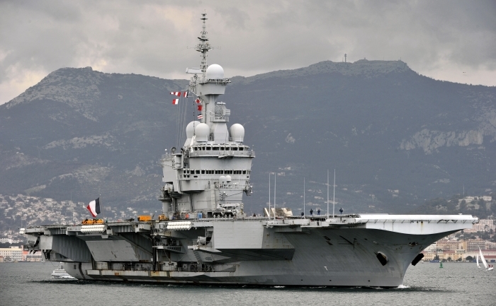 Portavionul nuclear francez Charles de Gaulle pornind din portul Toulon.