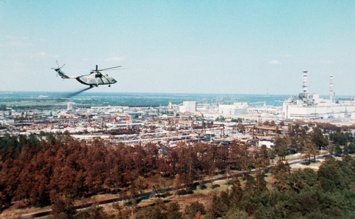 Un elicopter militar împrăştie substanţe decontaminante la câteva zile după catastrofa de la Cernobîl, 15 mai 1986. Accidentul nuclear de la Cernobîl, cea mai mare catastrofă nucleară a secolului 20, a facut mii de victime împrăştiind radiaţii pe o mare suprafaţă din Europa de Est. Datorită muşamalizării de către guvernele comuniste, numărul victimelor este până acum necunoscut.