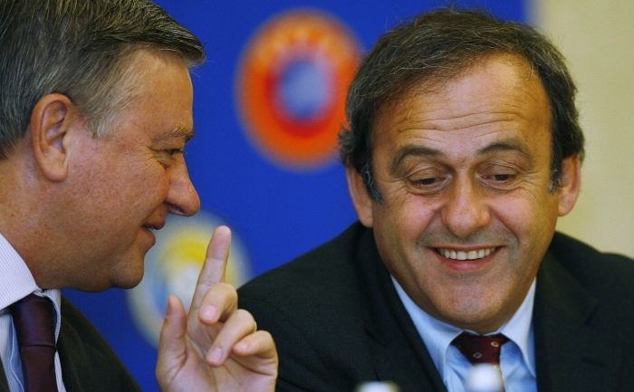Presedintele UEFA, Michel Platini (D) la o conferinta de presa impreuna cu Mircea Sandu (S). (AFP / Getty Images)