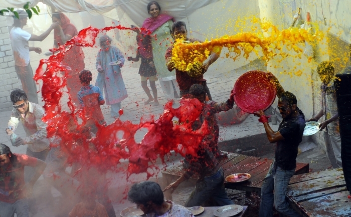 Hindusi din Pakistan arunca cu apa colorata unii pe altii, sarbatorind festivalul primaverii , Holi, in capitala Lahore, 20 martie, 2011.