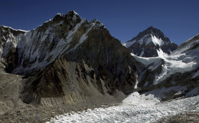 Varful Lhotse (dreapta spate) din masivul Himalaya este vazut intr-o fotografie aeriana de la granita dintre Nepal si Tibet.