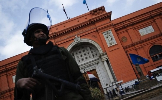 Un soldat egiptean de paza langa Muzeul din Cairo, 20 februarie 2011, la o saptamana dupa ce fostul presedinte egiptean Hosni Mubarak a fost rasturnat de valul de proteste (Gianluigi Guercia / Getty Images)