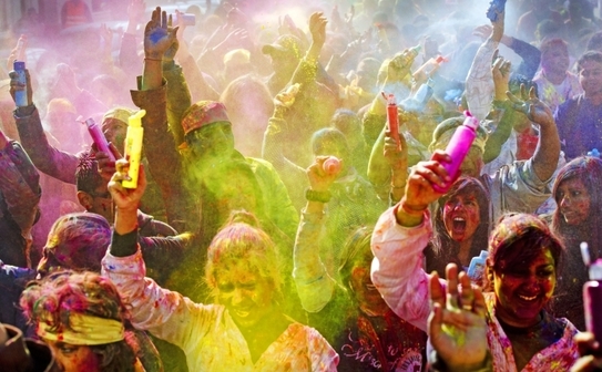 Holi, festivalul primaverii, sarbatoarea culorilor in India (ROBIN UTRECHT / AFP / Getty Images)