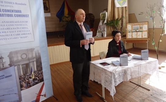 Lansarea cartii Cele Noua Comentarii Despre Partidul Comunist la la liceul teoretic din s.Zubreşti raionul Străşeni (Epoch Times)