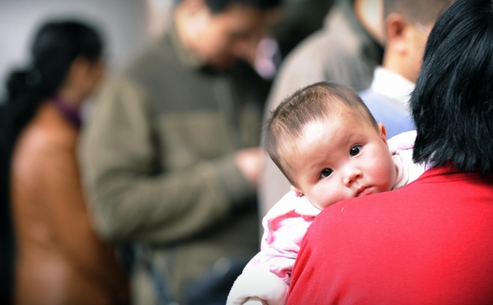 Unul dintre cele 300 de mii de bebelusi contaminati cu lapte praf cu melamina, din Beijing 2 decembrie 2008. Scandalul a fost musamalizat timp de sase luni de autoritatile chineze