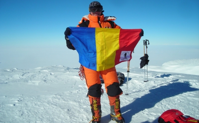 Alpinista de 16 ani Crina Coco Popescu in Antarctica, ianuarie 2011, cand a escaladat Mount Sidley, făcând parte din prima echipă de oameni care a ajuns pe acest vârf vreodată.