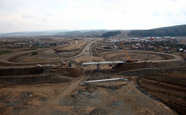 Şantierul construcţiei Autostrăzii Transilvania.