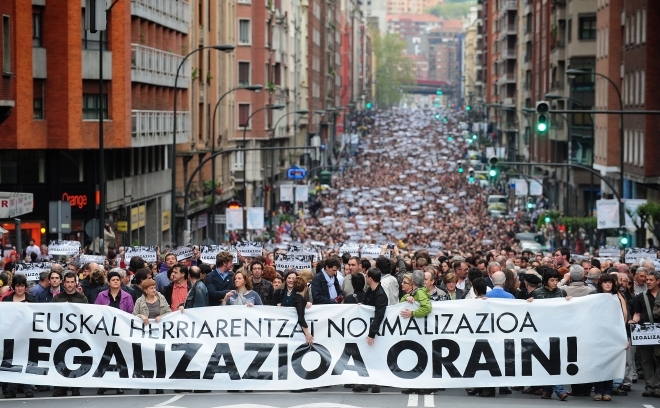 Mii de persoane marsaluind in Bilbao (Tara Bascilor) pentru a cere legalizarea unui nou partid secesionist pe nume Sortu, 2 aprilie 2011