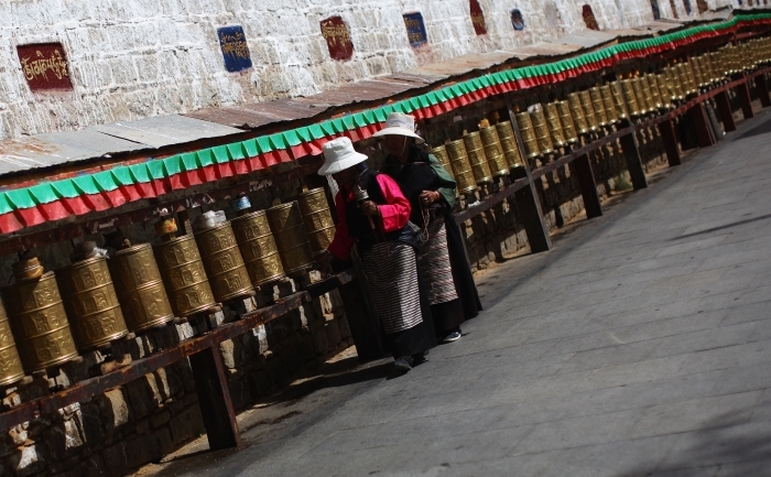 Clopote de rugaciuni tibetane langa Palatul Potala in Lhasa