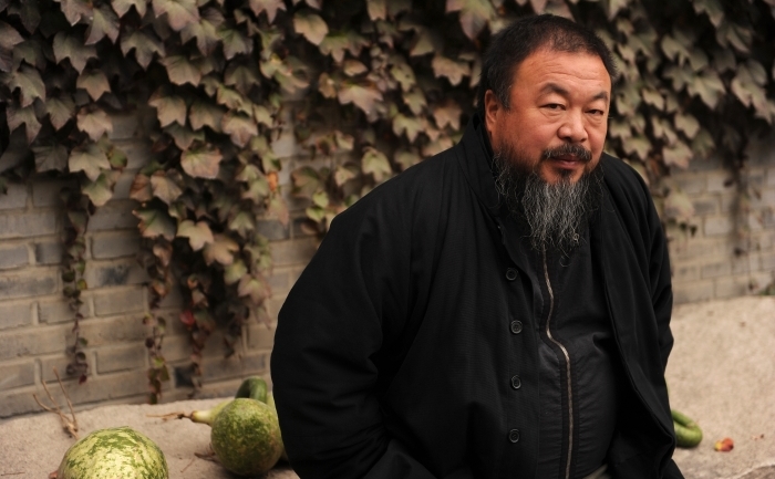 Ai Weiwei in curtea casei sale din Beijing, unde a petrecut o perioada de timp sub arest la domiciliu, inainte de a fi arestat de securistii chinezi pe 3 aprilie, pe aeroportul din Beijing