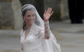 Kate Middleton facand cu mana publicului din usa catedralei Westminster Abbey in Londra, 29 aprilie 2011 (ODD ANDERSEN / AFP / Getty Images)