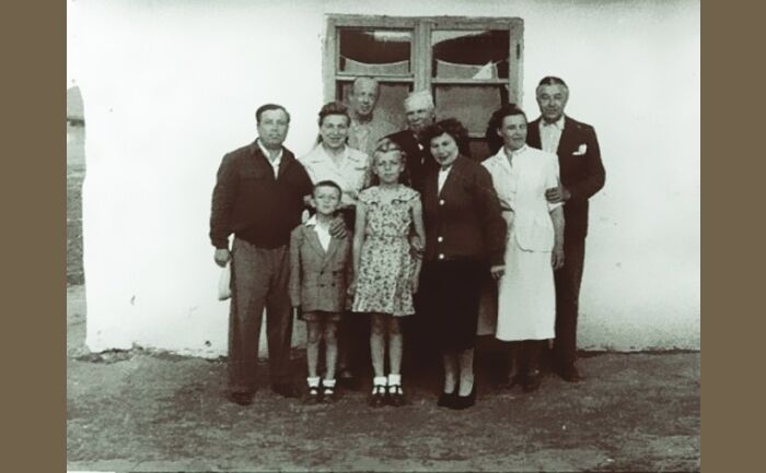 Familia Sarafolean şi familia Ureche în Bărăgan. Silviu Sarafolean e cel mai tânăr component al grupului. (www.afdb.eprocom.org)