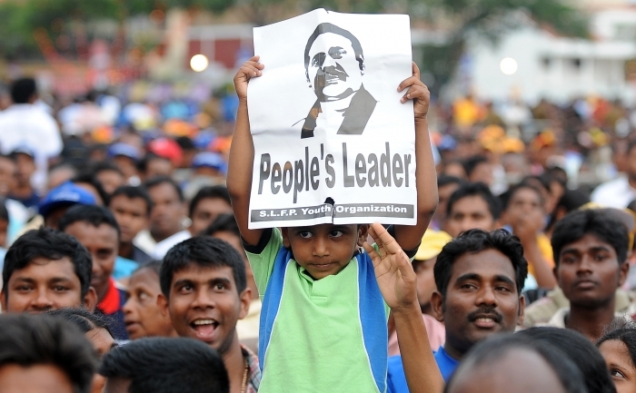 Un copil tinand deasupra sa portretul presedintelui sri lankez Mahinda Rajapakse in timpul demonstratiei de 1 mai in Colombo, 1 mai 2011. Guvernul a folosit manifestatiile de 1 mai pentru a monta o retorica anti ONU. Organizatia a acuzat guvernul sri lankez de crime impotriva umanitatii in razboiul cu tamilii, incheiat in 2009