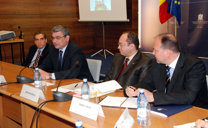 Dezbaterea cu tema "Stadiul şi perspectivele participării României la sistemul antirachetă al SUA", organizată la MAE. (www.mae.ro)