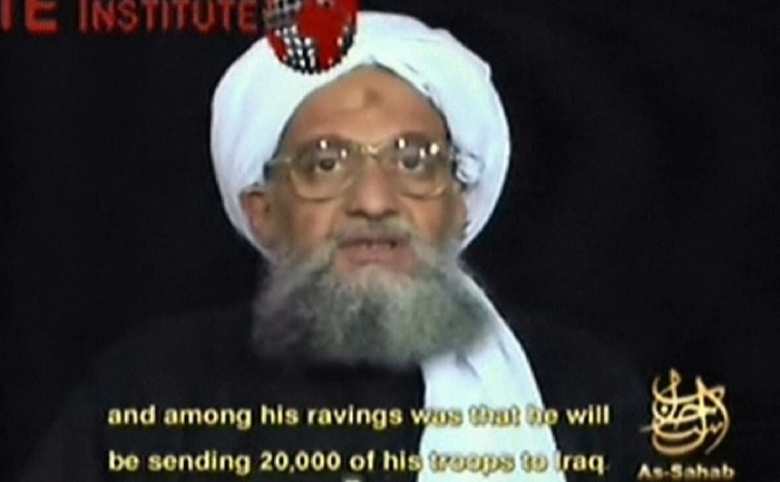 Numărul doi al reţelei, Ayman al-Zawahiri intr-un material video difuzat de televiziunea Al-Jazeera. (Arhiva) (- / AFP / Getty Images)