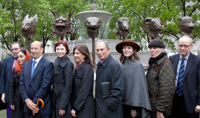 Primarul New Yorkului Bloomberg impreuna cu un grup de artisti proeminenti si sponsori ai artei la deschiderea expozitiei lui Ai Weiwei. 